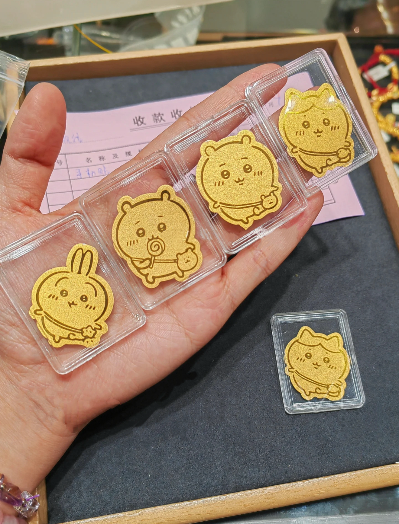Golden mobile phone stickers travel to Usachi
