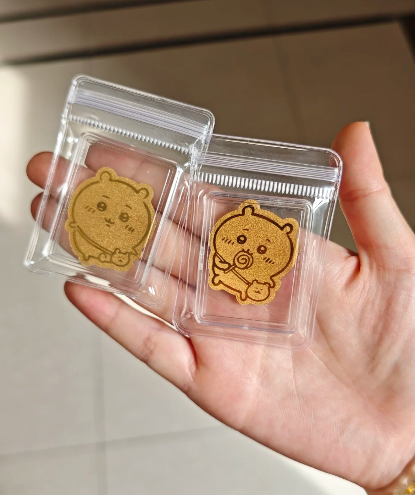 Golden mobile phone stickers travel to Usachi