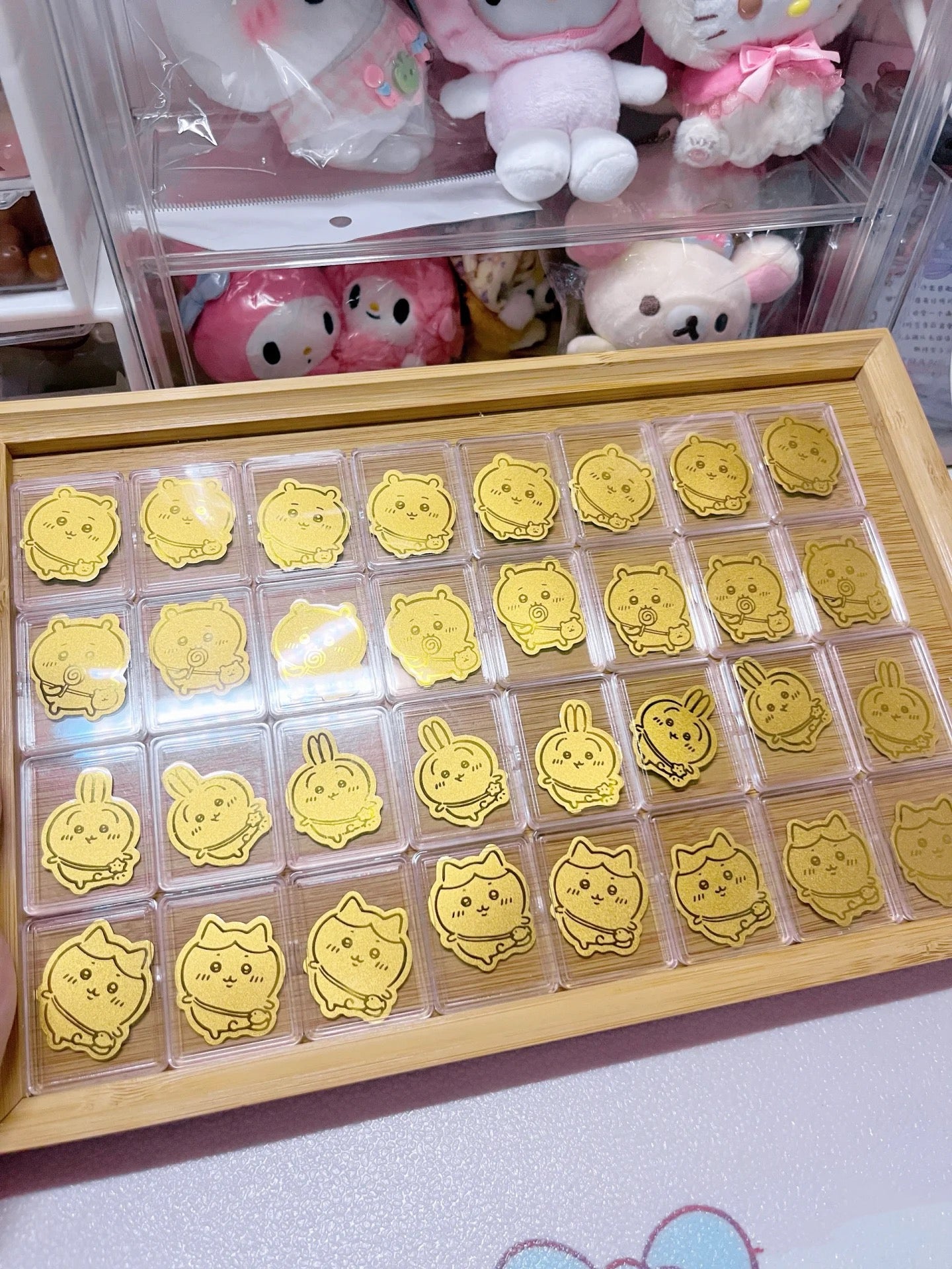 Golden mobile phone stickers travel to Usachi