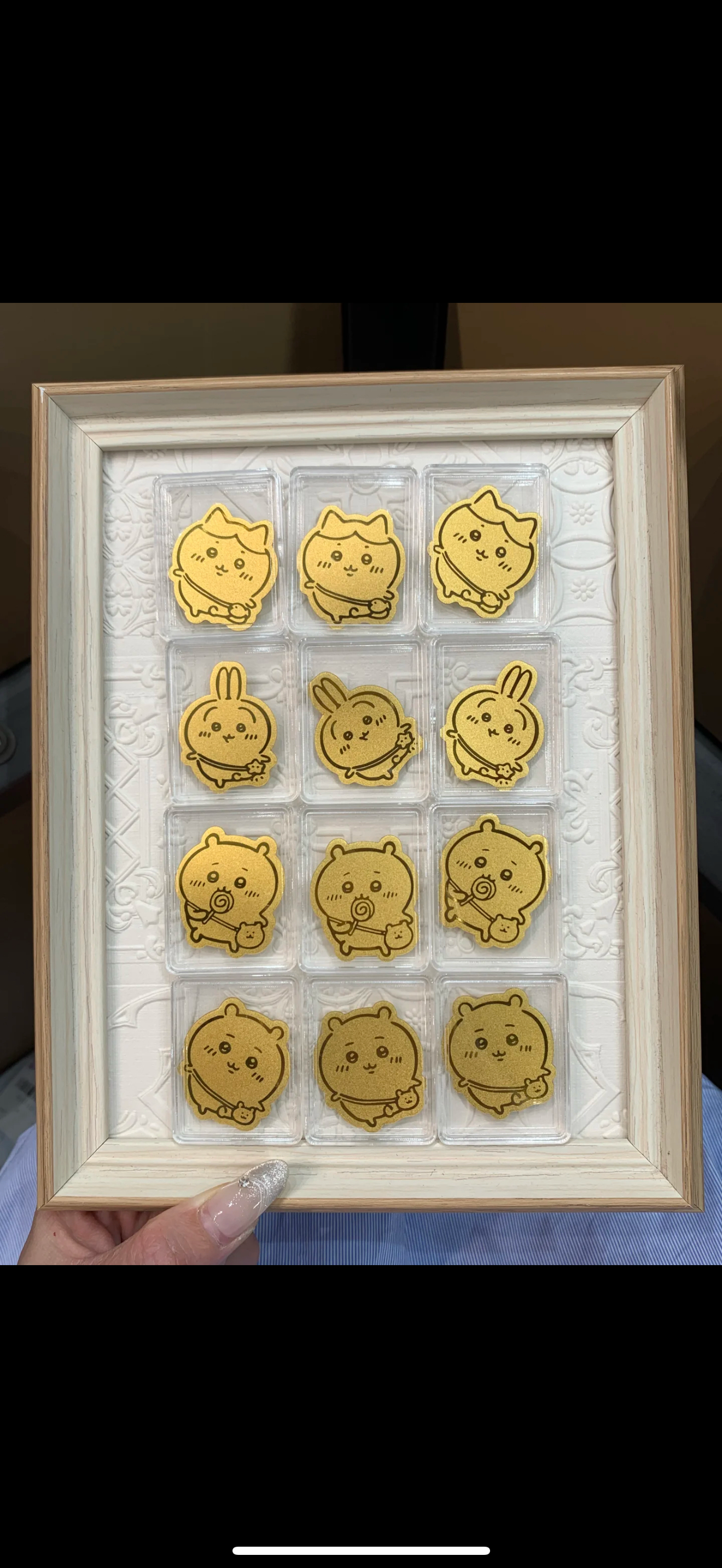 Golden mobile phone stickers travel to Usachi