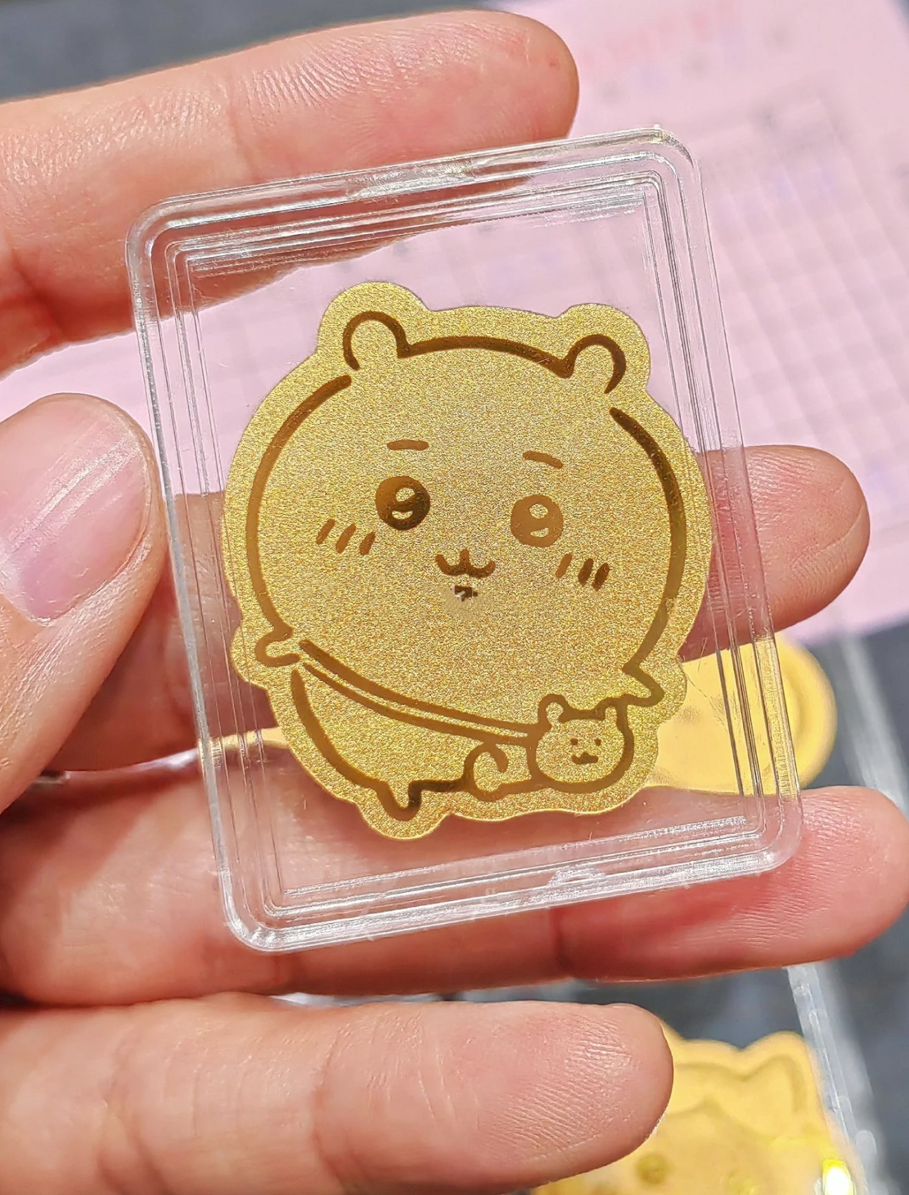 Golden mobile phone stickers travel to Usachi