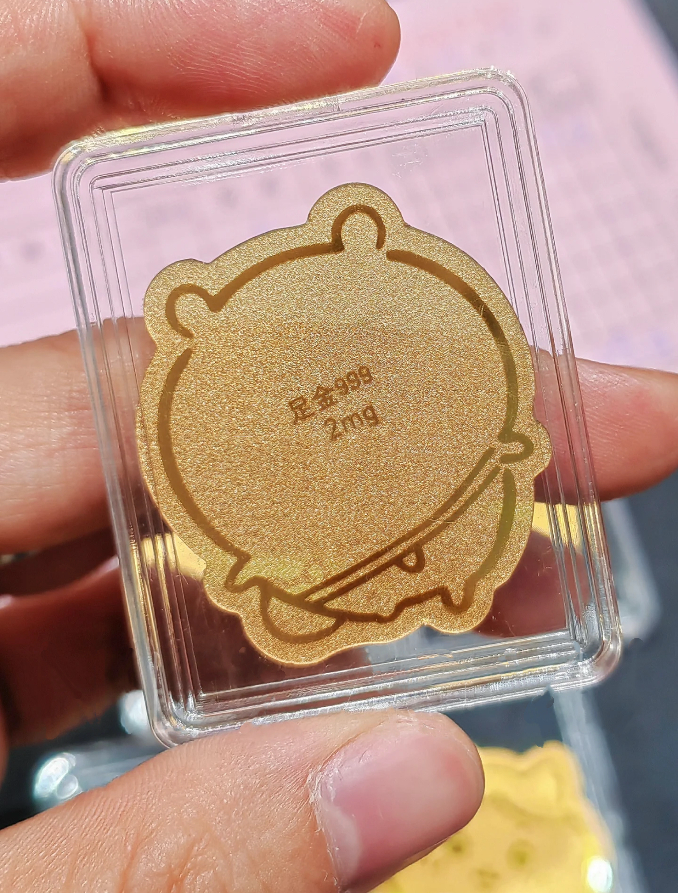 Golden mobile phone stickers travel to Usachi