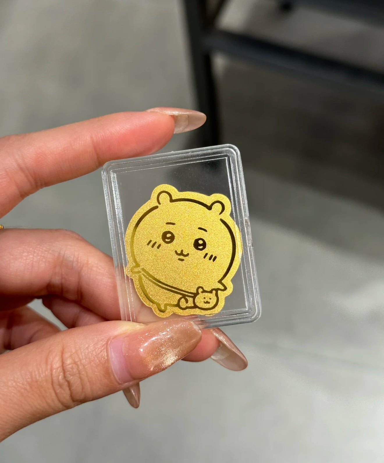 Golden mobile phone stickers travel to Usachi