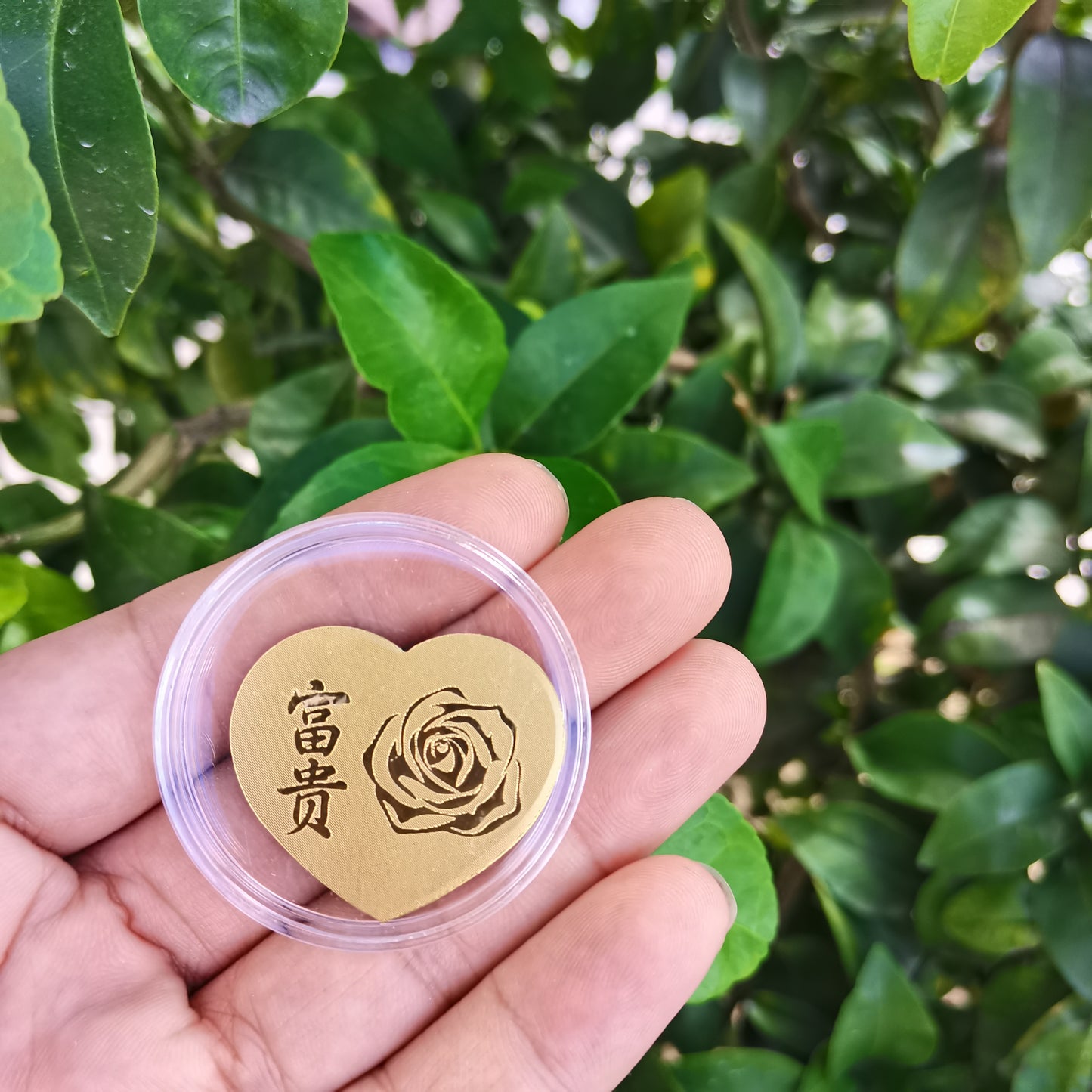 Gold mobile phone sticker with rich flowers