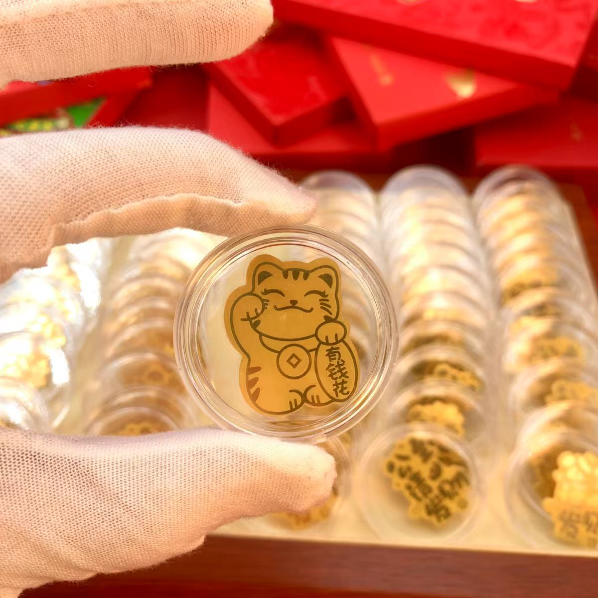 The golden mobile phone sticker was successfully launched