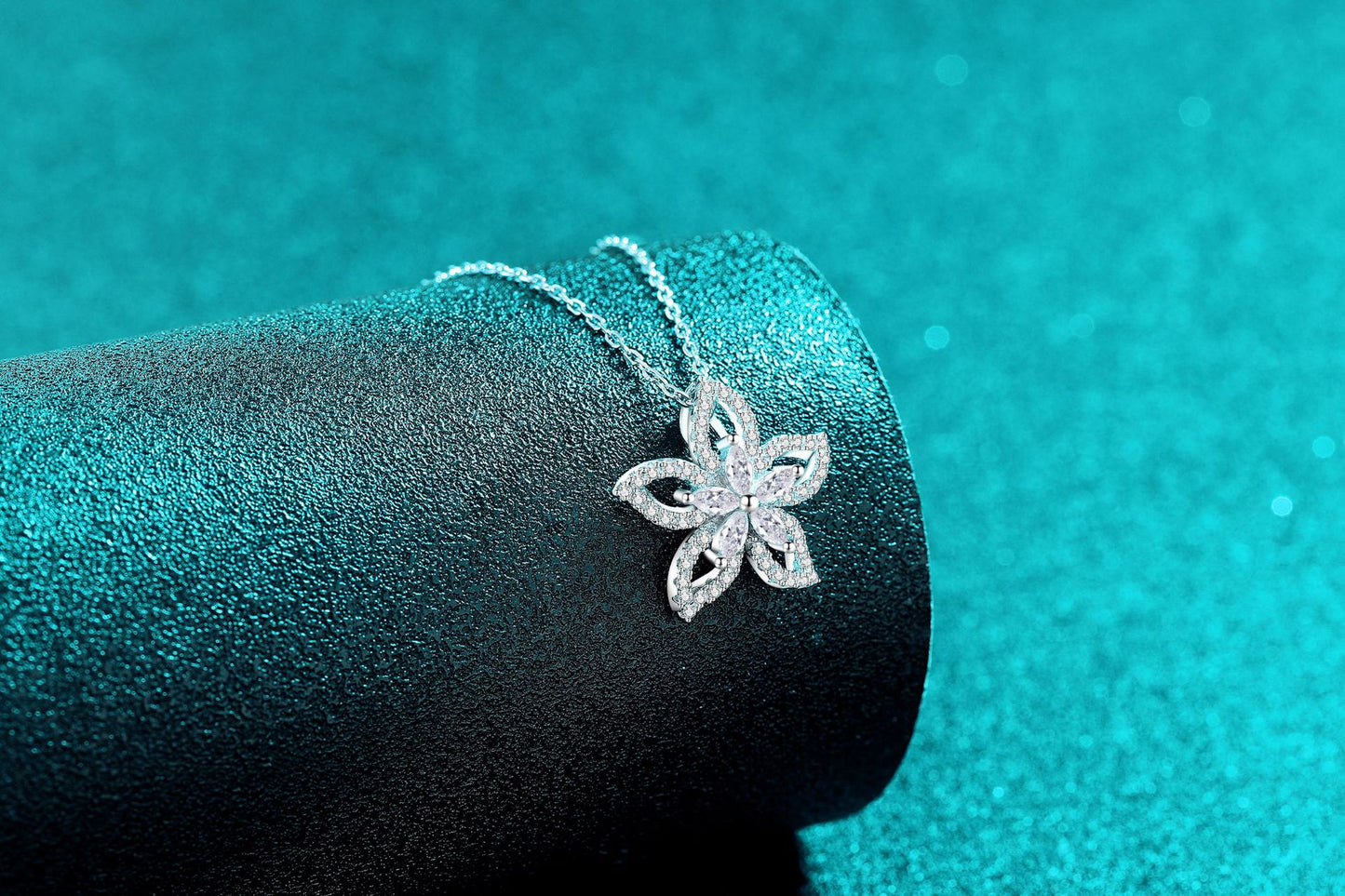 Xindeyi S925 Sterling Silver Full Moissanite Necklace for Women Sweet Flower Pendant Exquisite Fresh Temperament High-end Feel