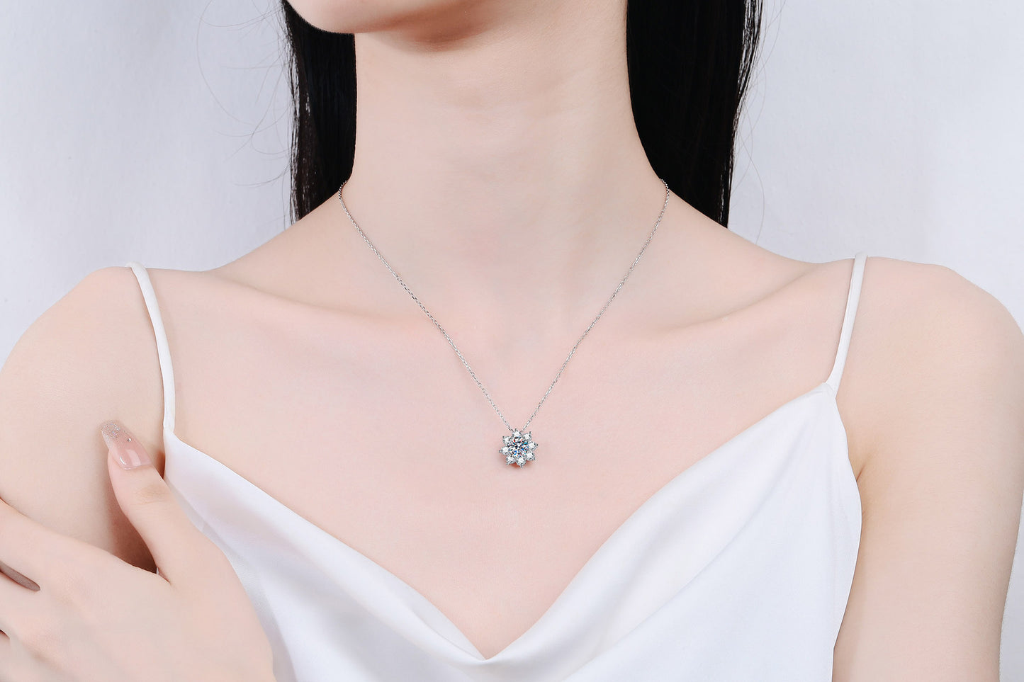 925 Sterling Silver Necklace for Women Sunflower Moissanite Collarbone Chain Plated with PT950 Gold Neck Chain Manufacturer In Stock Wholesale
