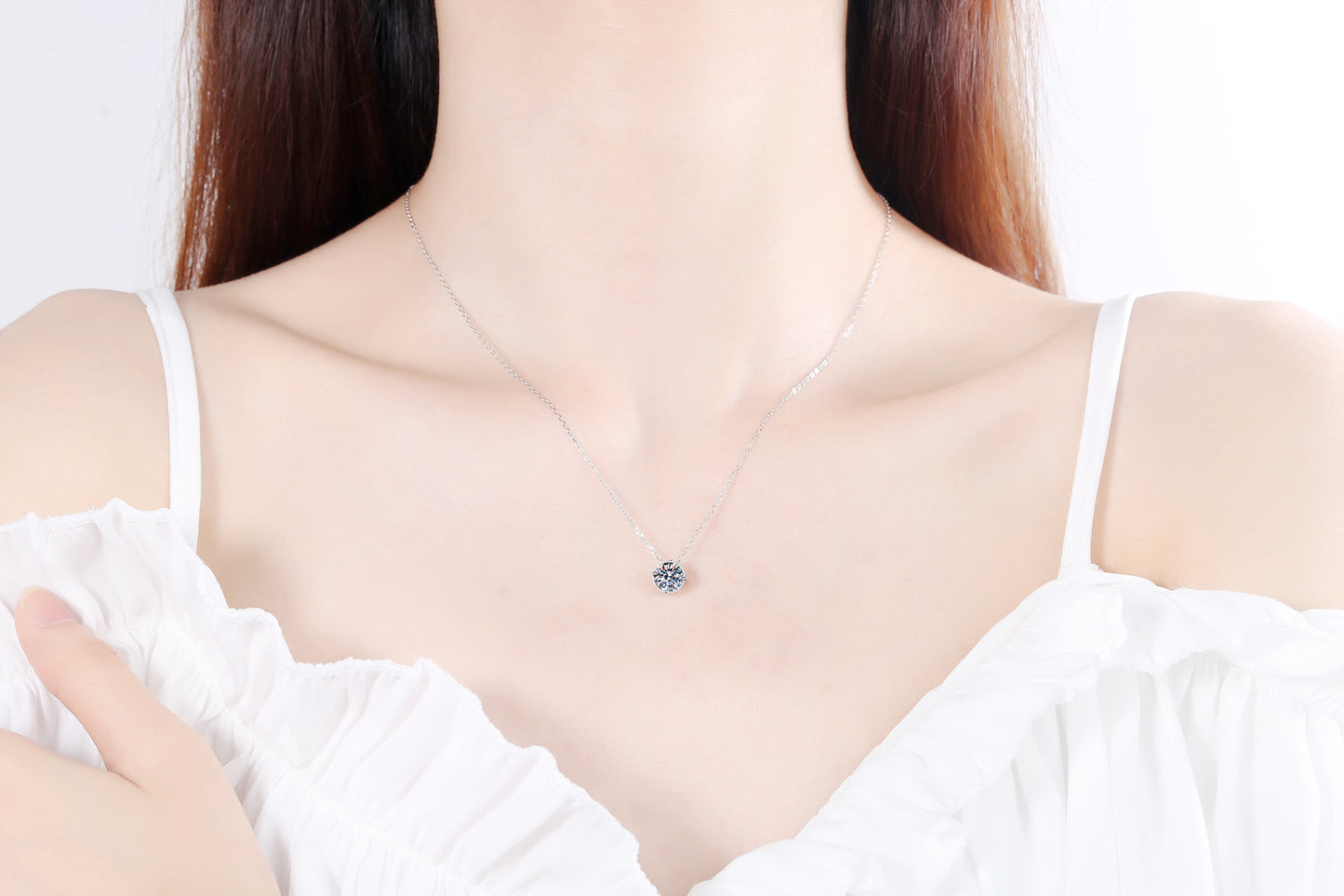 2020 New S925 Sterling Silver Round Pendant Plated with PT950 Moissanite Diamond Necklace for Women Manufacturer Live Supply