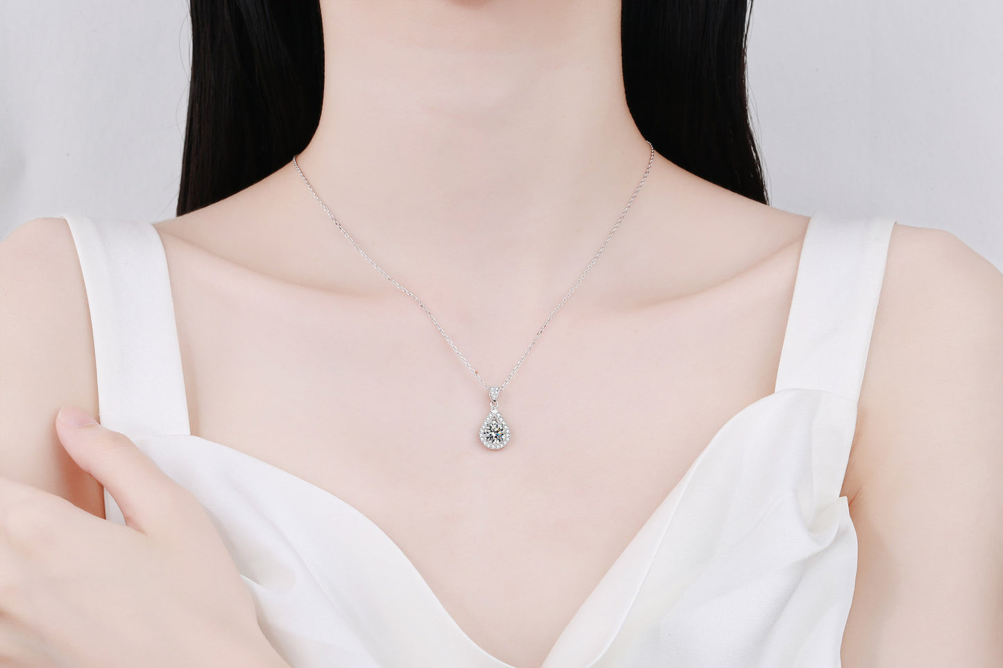 925 Sterling Silver Necklace for Women Moissanite Exquisite Collarbone Chain Plated with PT950 Gold Neck Chain Manufacturer In Stock Wholesale
