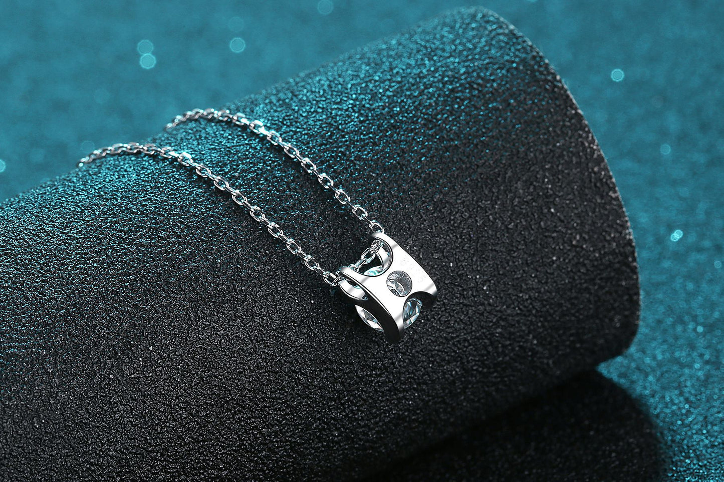 Classic Bull Head Pendant 925 Sterling Silver Plated PT950 Gold Live Simple Style 1 Carat Moissanite Necklace Pendant for Women