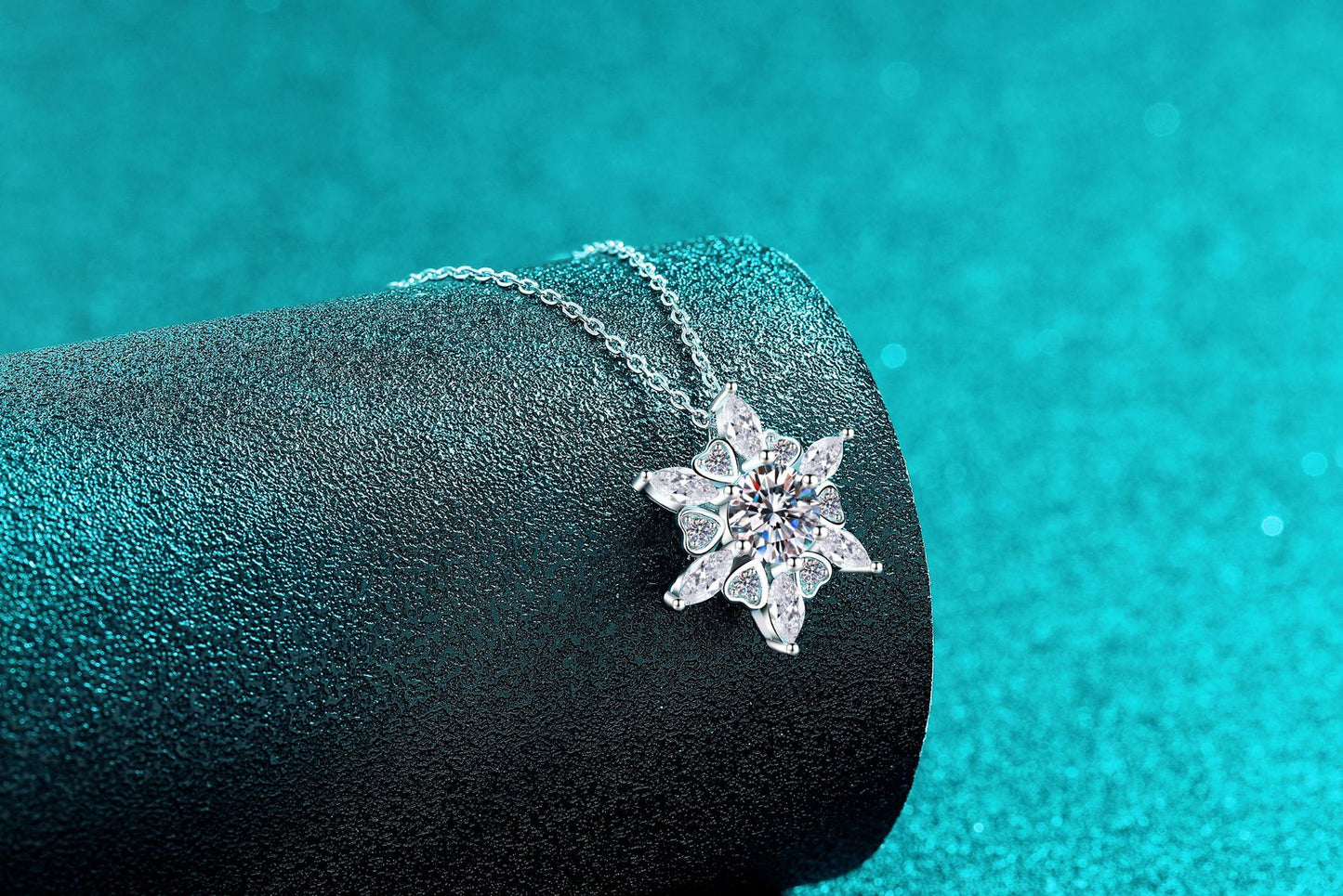 Xindeyi S925 Sterling Silver Moissanite Necklace for Women, Heart Hexagon Pendant, Exquisite and Personalized Fashion Trend Collarbone Chain