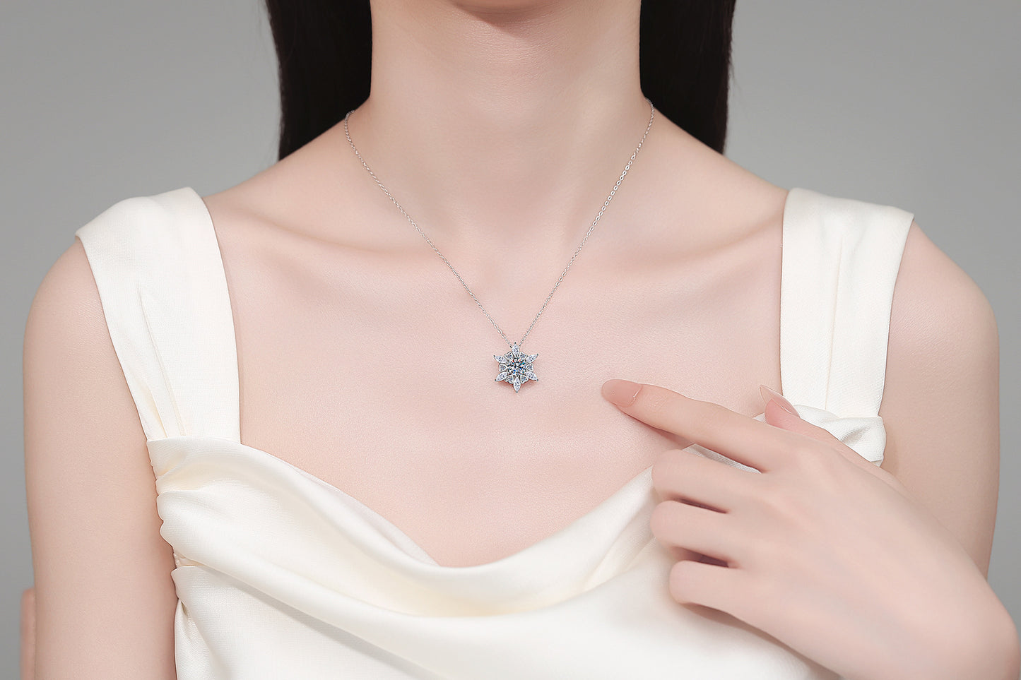 Xindeyi S925 Sterling Silver Moissanite Necklace for Women, Heart Hexagon Pendant, Exquisite and Personalized Fashion Trend Collarbone Chain