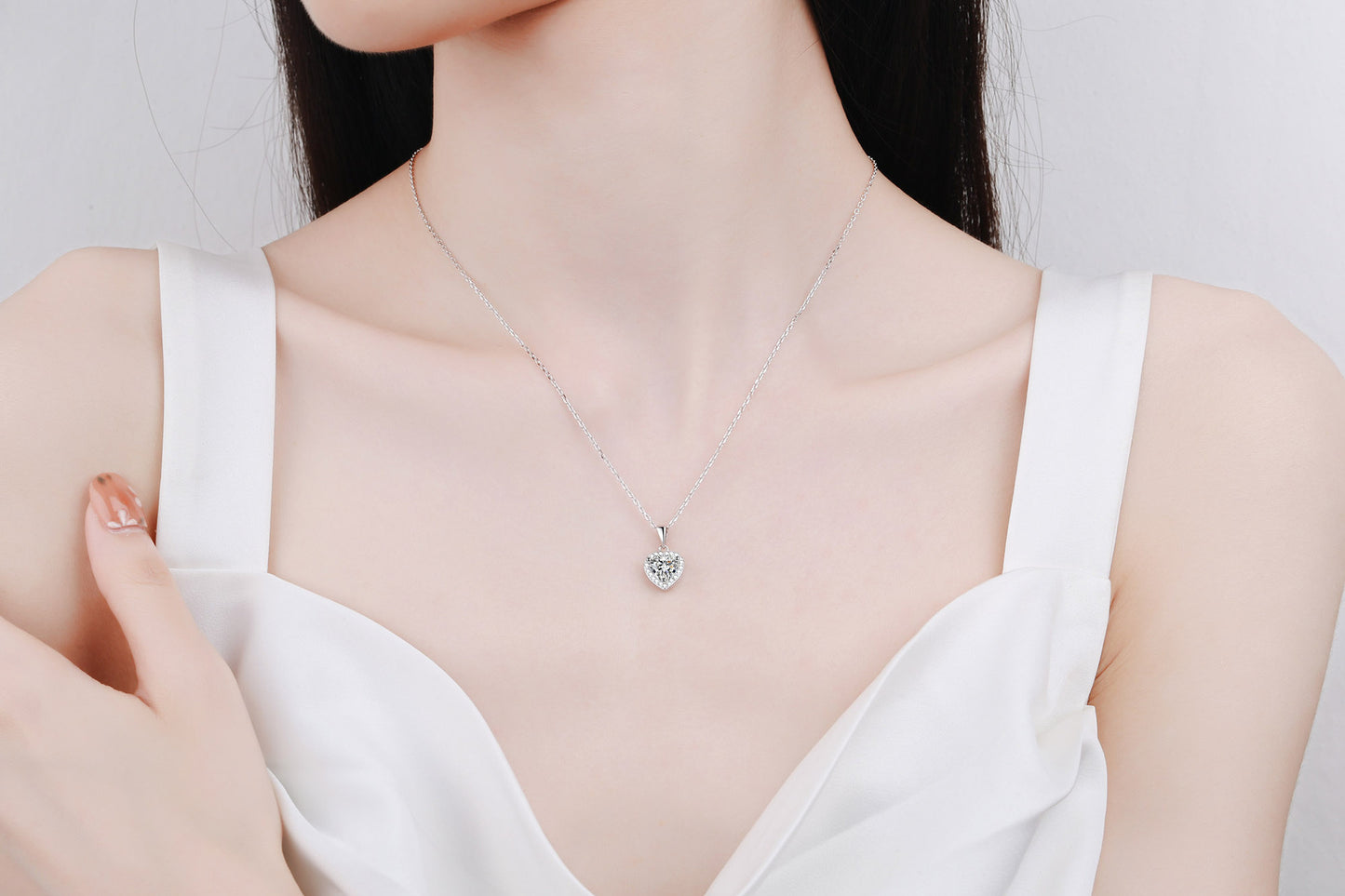 S925 Sterling Silver Heart Necklace for Women with Moissanite Cluster Clavicle Chain, PT950 Gold Plated Jewelry, Direct Supply from Manufacturer Wholesale