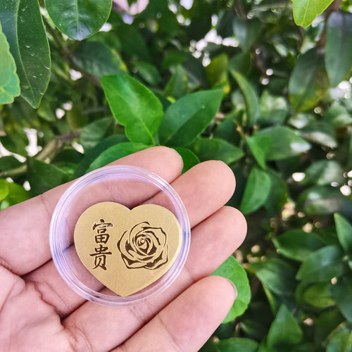 Gold mobile phone sticker with rich flowers