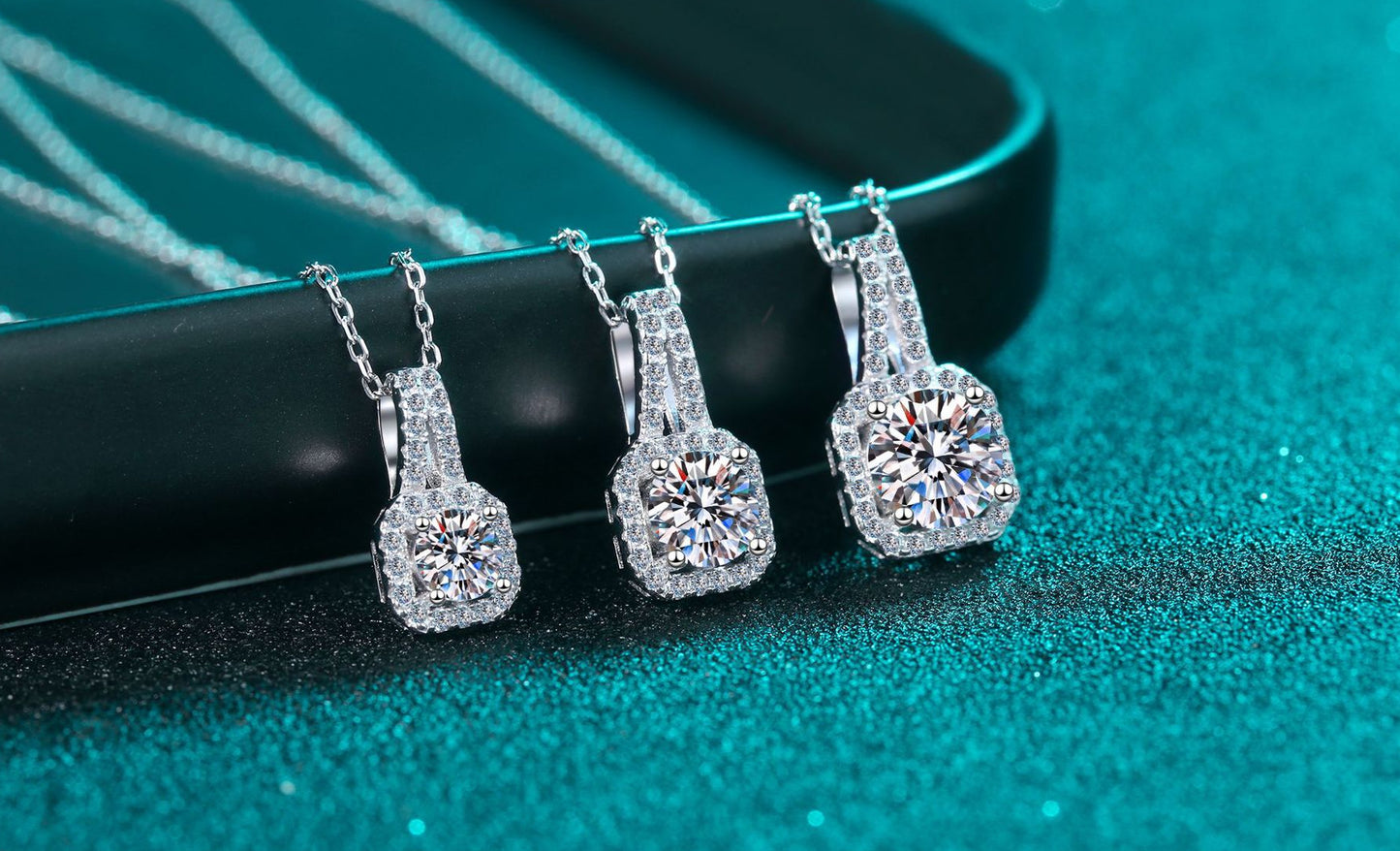 925 Sterling Silver Plated PT950 Gold Necklace Four-Prong Women Moissanite Necklace Sachet Pendant Collarbone Chain Direct Supply from Manufacturer