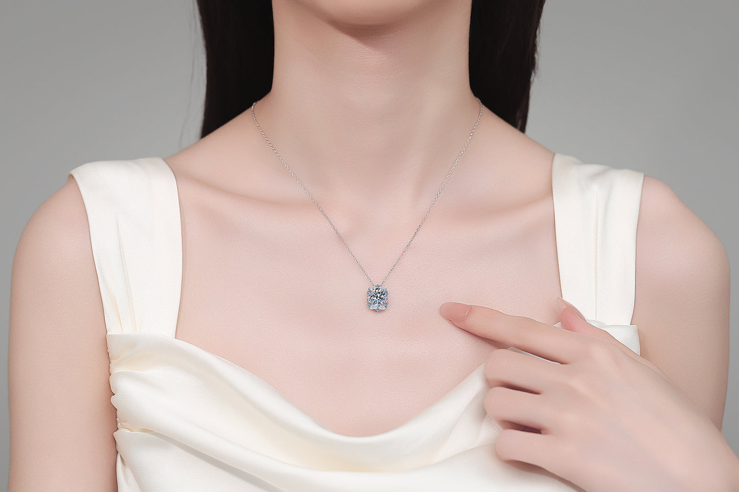 Xindeyi S925 Sterling Silver Moissanite Necklace for Women, Elegant and Luxurious, Exquisite and High-end Pendant, Fashionable and Versatile