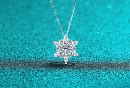 Xindeyi S925 Sterling Silver Moissanite Necklace for Women, Heart Hexagon Pendant, Exquisite and Personalized Fashion Trend Collarbone Chain